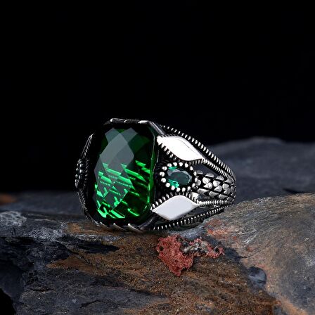 YEŞİL RENK ZİRKON TAŞLI DAMLA MODEL GÜMÜŞ YÜZÜK