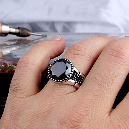 ZİRKON TAŞLI OVAL MODEL 925 AYAR GÜMÜŞ ERKEK YÜZÜK