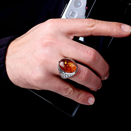 SENTETK KEHRİBAR TAŞLI KALEM İŞLEME DESENLİ 925 AYAR GÜMÜŞ ERKEK YÜZÜK