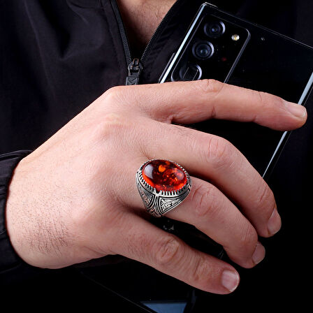 SENTETIK KEHRİBAR TAŞLI KALEM İŞLEME DESENLİ 925 AYAR GÜMÜŞ ERKEK YÜZÜK