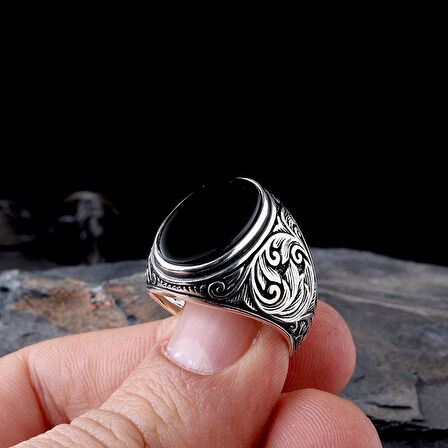 925 Ayar Gümüş Onix Taşlı Kalem İşleme Motifli Erkek Yüzük