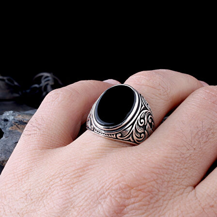 925 Ayar Gümüş Onix Taşlı Kalem İşleme Motifli Erkek Yüzük