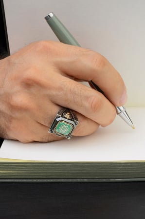 925 Ayar Gümüş Yeşil Zeminli Mühr-ü Süleyman ve Aslan Motifli Erkek Yüzük