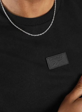 Reebok 100253069 SILICONE BADGE T-SHIRT Siyah Yuvarlak Yaka Regular Fit Düz Erkek T-Shirt
