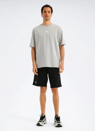 Reebok 100253071 SILICONE BADGE T-SHIRT Gri Yuvarlak Yaka Regular Fit Düz Erkek T-Shirt