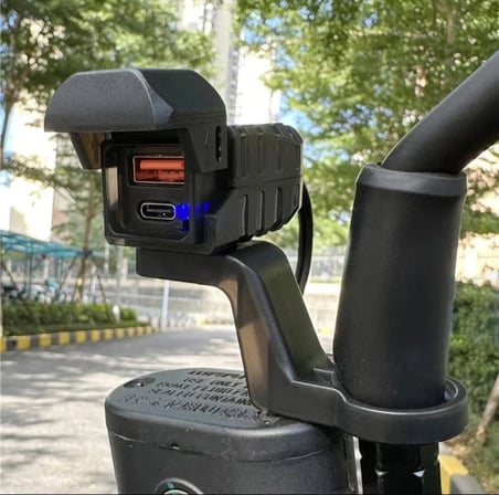 Type C ve Usb portlu Voltmetre göstergeli motosiklet şarj aparatı