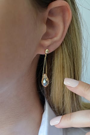 18k Altın Kaplamalı 925 Ayar Gümüş Sallantılı Kristal Küpe - 12108001