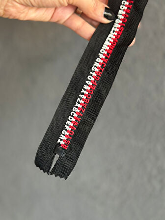 KIRMIZI BEYAZ HARFLİ İRİ DİŞLİ FERMUAR 24X4 CM