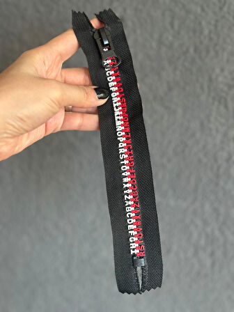 KIRMIZI BEYAZ HARFLİ İRİ DİŞLİ FERMUAR 24X4 CM