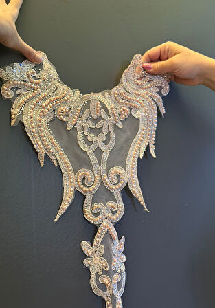 ZİRKON TAŞ BONCUK İŞLEME PUDRA PEMBE YAKA DİKİŞ AKSESUARI 49X33 CM