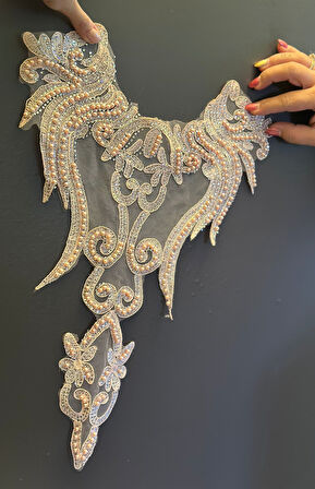 ZİRKON TAŞ BONCUK İŞLEME PUDRA PEMBE YAKA DİKİŞ AKSESUARI 49X33 CM