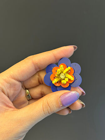 MAVİ PAYETLİ RENKLİ ÇİÇEK ARMA DİKİŞ AKSESUARI ÇAP 6 CM