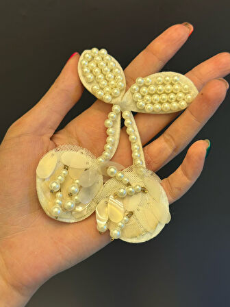 İNCİ BONCUKLU BEYAZ KİRAZ ARMA DİKİŞ APLİKE 10X7 CM