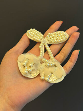 İNCİ BONCUKLU BEYAZ KİRAZ ARMA DİKİŞ APLİKE 10X7 CM