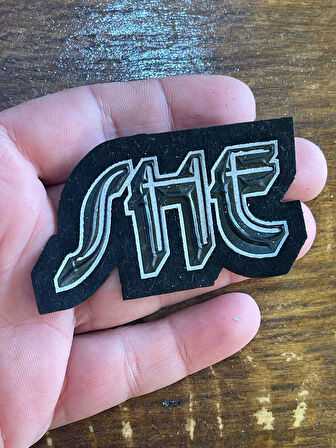 6X4 CM ÜTÜ İLE YAPIŞAN SİYAH SHE APLİKE ARMA HOBİ DİKİŞ AKSESUARI