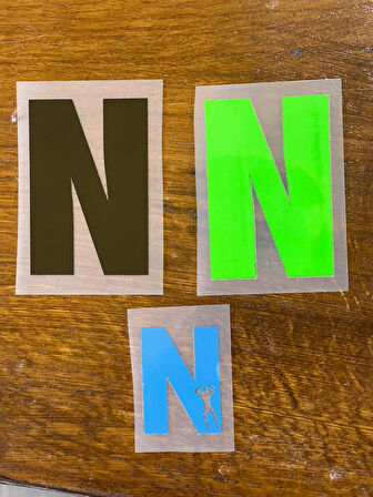 ÜTÜ İLE YAPIŞAN 3 FARKLI RENK N HARFİ APLİKE BASKI ARMA DİKİŞ HOBİ MALZEMESİ