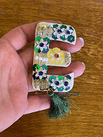 7X4 CM PAYETLİ ÇİÇEKLİ PÜSKÜLLÜ E HARFİ APLİKE ARMA YAMA