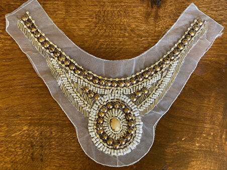 TAŞ VE BONCUK İŞLEME BEYAZ TÜL ÜZERİ GÖMLEEK YAKA GİYİM YAKA APLİKE ARMA DİKİŞ