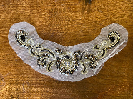 TAŞ VE BONCUK İŞLEME BEYAZ TÜL ÜZERİ GÖMLEEK YAKA GİYİM YAKA APLİKE ARMA DİKİŞ