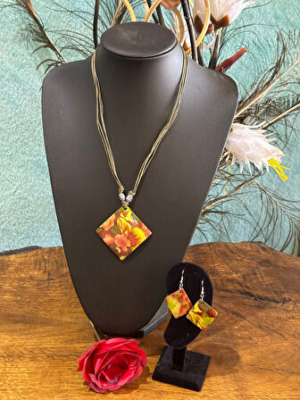 EL BOYAMA SEDEF TAŞLI ÇİÇEKLİ KADIN KOLYE KÜPE SET BOY 23 CM