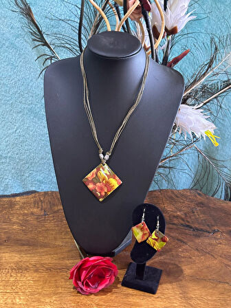 EL BOYAMA SEDEF TAŞLI ÇİÇEKLİ KADIN KOLYE KÜPE SET BOY 23 CM