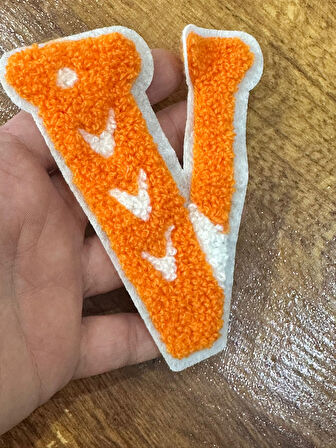 PUNCH DOKUMA TURUNCU V HARFİ ARMA DİKİŞ APLİKE 10X8 CM