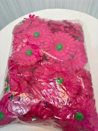 Fuşya Renkli Gerbera Çiçek Dekorasyonu - 75 Adet