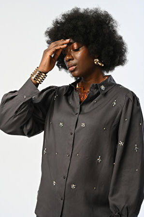 KADIN ÖNÜ VE KOLLARI TAŞ İŞLEMELİ ANTRASİT RENK GÖMLEK