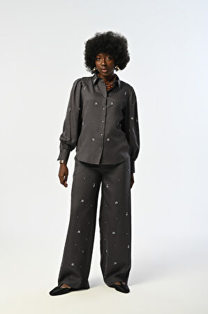 KADIN ÖNÜ VE KOLLARI TAŞ İŞLEMELİ ANTRASİT RENK GÖMLEK