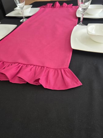 İki Tarafı Fırfırlı Runner - Sıvı İtici Özlliğe Sahip