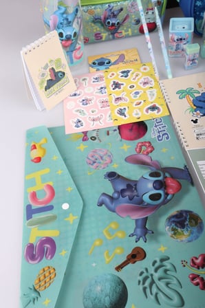x Dekomus Lisanslı Stitch Little Dreamer Collection Full Kırtasiye Seti Tek Bölmeli Küçük Boy Anaokul,Beslenme ve Kalem Çantası,Beslenme Kabı ve Matara Seti