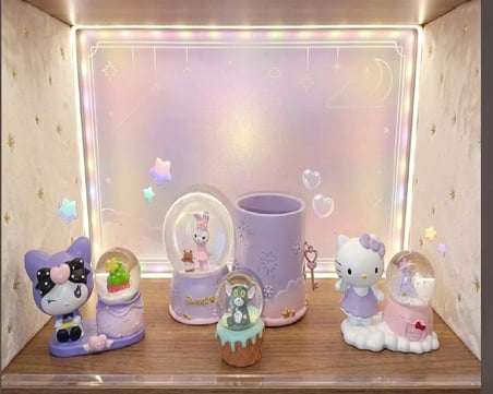 Kuromi, Hello Kitty ve Tom Bir Arada! Tavşanlı Kalemlikli 4’lü Hediye Seti(dilediğiniz notu hediye paketi üzerine yazılı şeklinde gönderim yapılmaktadır)