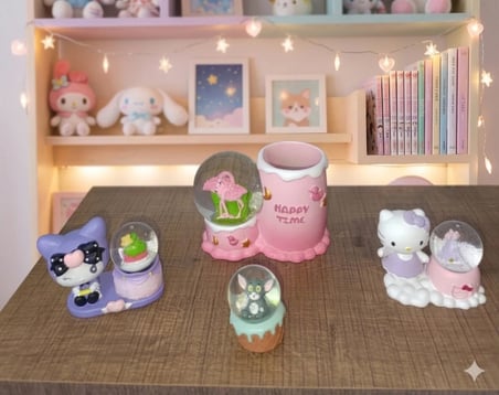 Flamingo Kalemlik Ve Kuromi, Tom, Hello Kitty Kar Küresi 4'lü Set(dilediğiniz notu hediye paketi üzerine yazılı şeklinde gönderim yapılmaktadır)