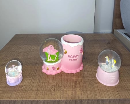 Masalsı Dokunuş: Flamingo Kalemlik Unicorn Kar Küresi 3’lü Dekoratif Set