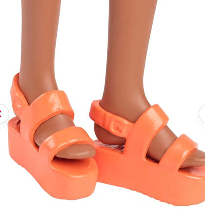 Kareli Ve Çiçekli Midi Elbisesiyle Siyah Saçlı Barbie Fashionistas Bebek