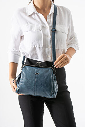 Yıkama Deri Klipsli Fermuarlı 3 Bölmeli Burslu Omuz Çantası Mavi Model:(571-13T)