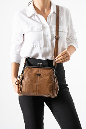 Yıkama Deri Klipsli Fermuarlı 3 Bölmeli Burslu Omuz Çantası Taba Model:(571-13T)