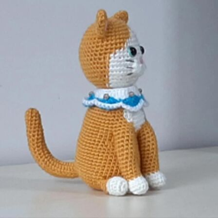 Amigurumi Örgü Oyuncak Kedi Sarı Mavi Tasmalı