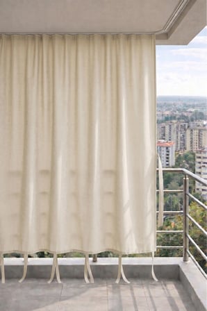 Bej balkon perdesi kornişli bağcıklı su geçirmez güneşlik dış mekan dayanıklı modern balkon brandası