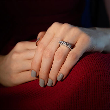 G Renk 0.85 Karat Pırlanta Beştaş Yüzük