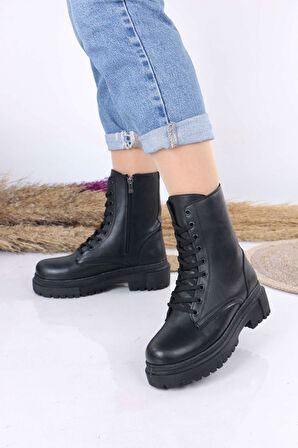 Justeen Siyah Mat Deri Bağcıklı Fermuarlı Kadın Postal Bot