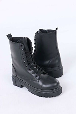 Justeen Siyah Mat Deri Bağcıklı Fermuarlı Kadın Postal Bot