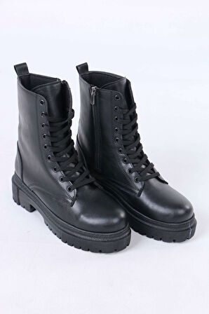 Justeen Siyah Mat Deri Bağcıklı Fermuarlı Kadın Postal Bot