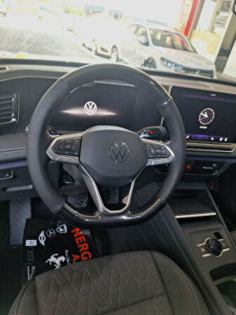 Volkswagen Golf 8 Caddy 2022 Direksiyon Kılıfı (5D Karbon Noktalı Siyah Dikişli)