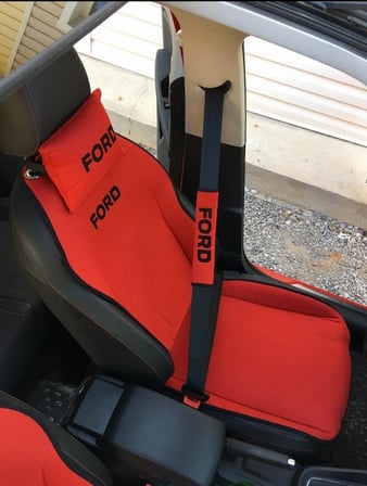 FORD ile uyumlu Nakışlı Ön İkili Oto Koltuk Minderi 2 Adet Boyun Yastığı 2 Adet Kemer Pedi KIRMIZI