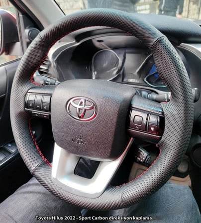 Toyota Hilux 2017 2022 Araca Uyumlu Direksiyon Kılıfı NOKTA KARBON KIRMIZI İPLİ
