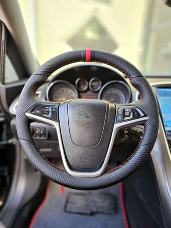 Opel İnsignia Uyumlu Araca Özel Dikmeli Direksiyon Kılıfı NOKTA KARBON KIRMIZI YÜZÜKLÜ