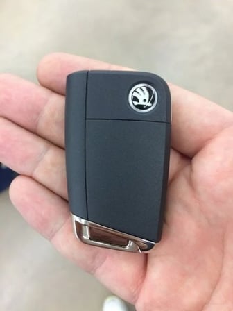 Skoda Anahtar Logosu Amblemi 10 mm Silikonlu Kabartma Kumanda Logosu Siyah 6 Adet
