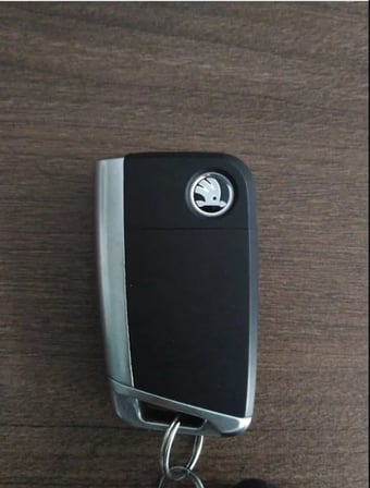 Skoda Anahtar Logosu Amblemi 10 mm Silikonlu Kabartma Kumanda Logosu Siyah 6 Adet