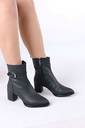 Junious Siyah Mat Deri Tokalı Fermuarlı Kadın Bot